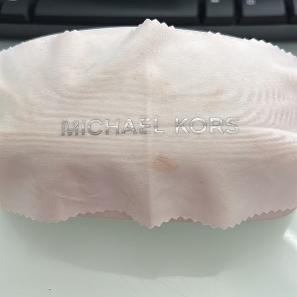 Michael Kors sunglasses with case 😎 - Picture 8 of 9